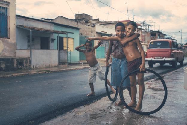 Eine Hoffnung, dass wir bei allen Problemen, die uns begegnen, Kraft und Mut finden; wie die Jungs auf dem Foto aus Kuba, die sich von all dem Elend in ihrem Land die Freude