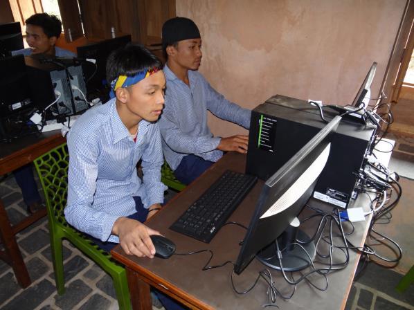 Unterricht im neuen Computer Lehrsaal Auch an der Bhimeshwor Lower Secondary School steigt die Schülerzahl kontinuierlich an.