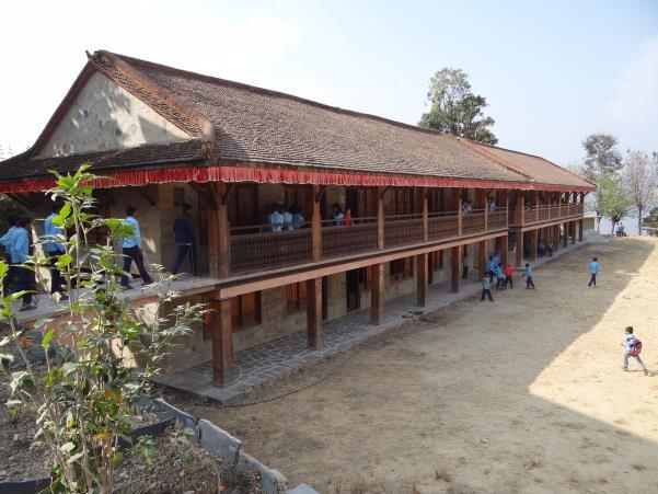 Zwei neue Gebäude mit insgesamt 12 Klassenräumen Raum für den Kindergarten Der Wiederaufbau bzw.