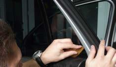 Gefahr hierbei: Die Klinge kann Kratzer auf der Scheibe hinterlassen! - Nicht-abrasives - Fensterreinigungsrakel - Hochleistungstuch 9.