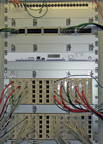 Vorderansicht Anschlüsse: LAN-Anschluss RJ 45, 10/ 100 MBit PC-Terminalanschluss, RS 232 Sub- D 9-Pin-Stecker (männlich) USB-Anschluss für Software-Update, Wartung und Dateidownload auf das DTS 4135
