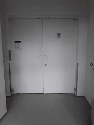 Lastenaufzug in der Halle für aktuelle Kunst vom EG ins UG Türen des Aufzugs Lastenaufzug innen Breite der Bewegungsfläche vor dem