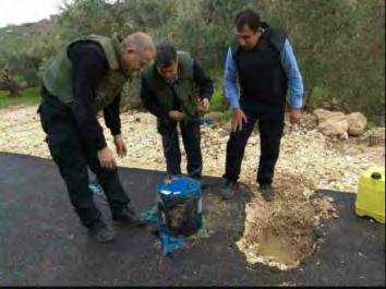 4 Links: Einer der Sprengsätze (Facebook-Seite des Sprechers der palästinensischen Polizei in Judäa und Samaria, 27.
