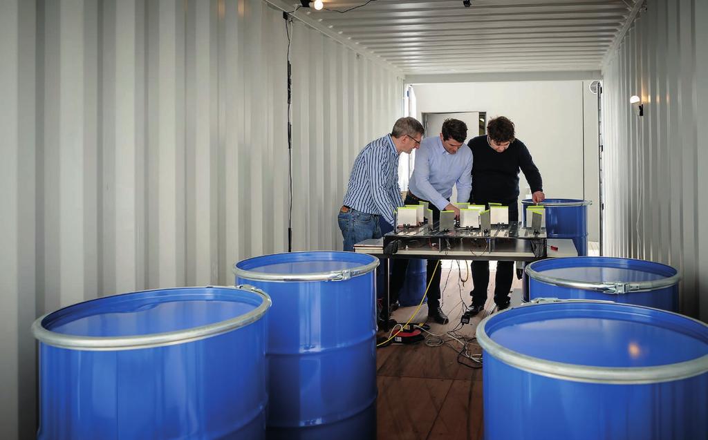 In einem Container an der RUB testen die Forscher die Sicherheit der Technik mit Atomwaffenattrappen.