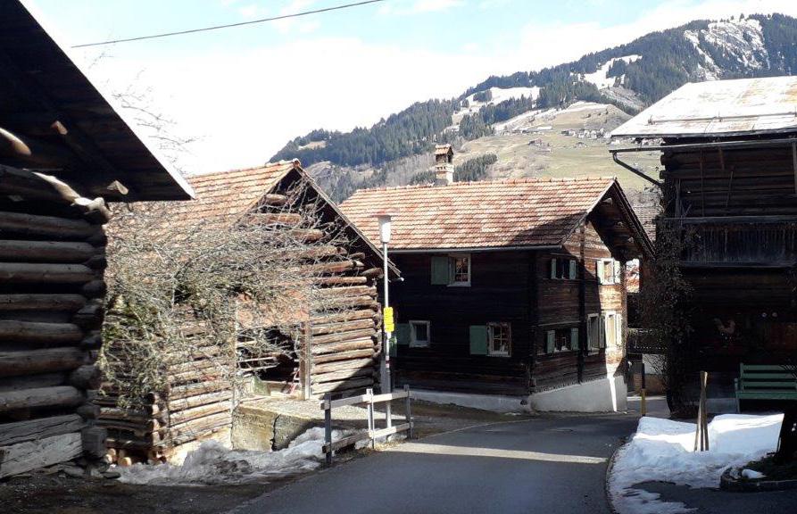 FERIEN- UND WANDERGEBIET Pitasch, ein typisches Bündner Bergdorf, befindet sich in Richtung Vals rund 8 km entfernt von Ilanz.