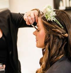 Probe ab CHF 450 Maniküre, für das perfekte Styling von Kopf bis Fuss, ab CHF 100 Styling Spa suite for relaxing beforehand or afterwards, from CHF 600 Wedding make-up and updo for a dazzling look,