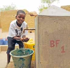 4 5 6 4 Der Wassertank versorgt ein ganzes Dorf mit Trinkwasser. 5 Dank dem sauberen Wasser des neu gebauten Brunnens erkranken Kinder weniger an Durchfall.