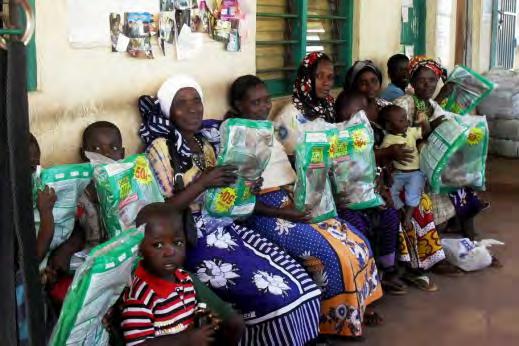 Malaria begleitet im Prinzip alle dort lebenden Menschen, auch die Kleinkinder. Wenn die Medikamente in den Krankenstationen ausgegangen sind, das ist oft der Fall, tragen wir die Beschaffungskosten.