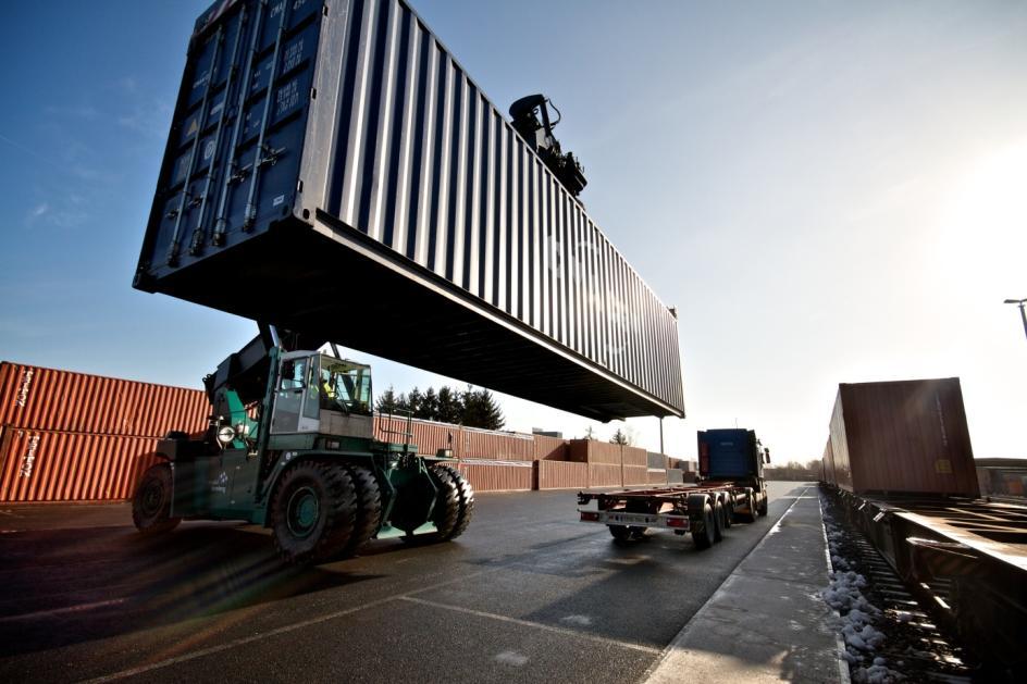 Abb. 3 Der Containerumschlag legte in 2015 um 5,8 % gegenüber dem Vorjahr zu. Insgesamt wurden 22.233 TEU (1 TEU = ein 20-Fuß-Container) vom LKW auf die Bahn oder umgekehrt umgeschlagen.