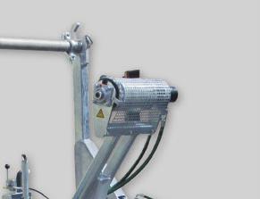 Ein Schwenkrahmen mit integrierten Aufnahmen für die Kabeltrommel wird mit zwei Hydraulikzylindern durch Betätigung einer hydraulischen Handpumpe gehoben und gesenkt.