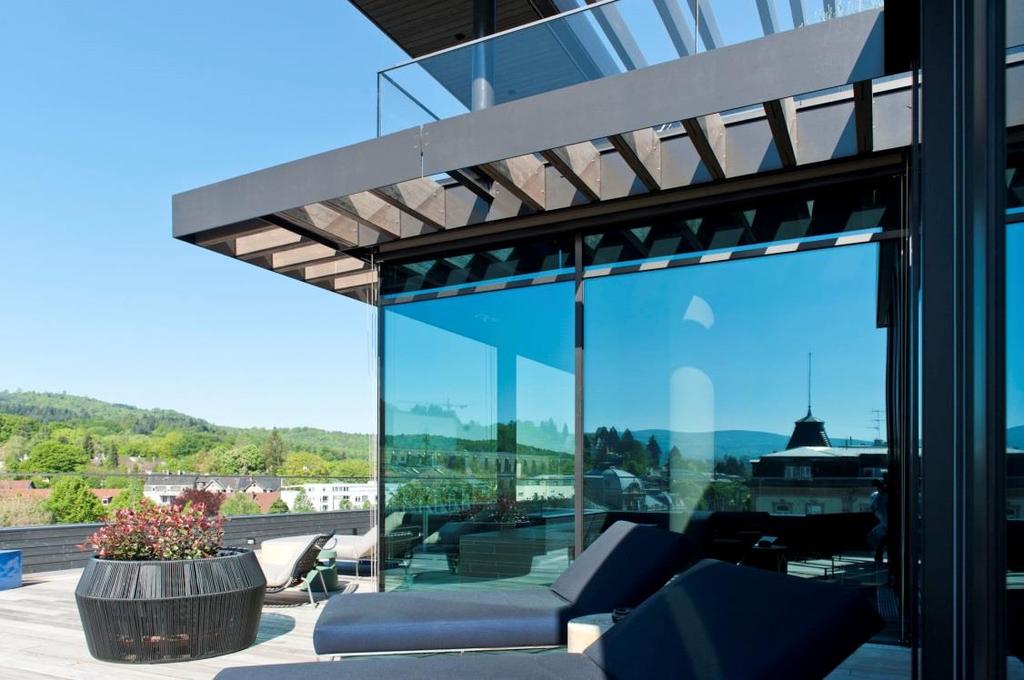 [Terrasse.jpg] Die großzügige Terrasse mit schützender Vordachkonstruktion lädt nach dem Spa- Besuch zum Entspannen ein.