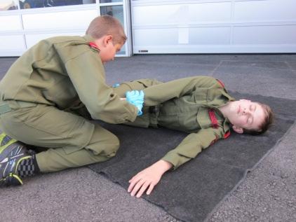 Der Bewerber meldet sich beim Hauptbewerter und nach dem Kommando Zur Übung fertig beginnt der