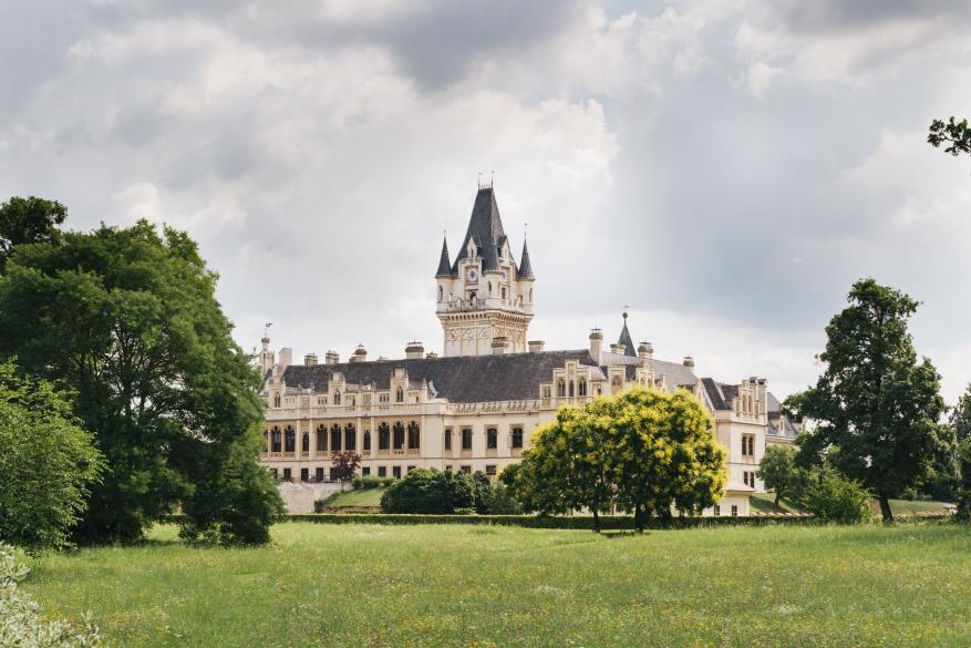 Ein Märchenschloss lädt zur Feier Das romantische Historismus-Schloss, umgeben vom 32 ha großen Landschaftspark stellt einen