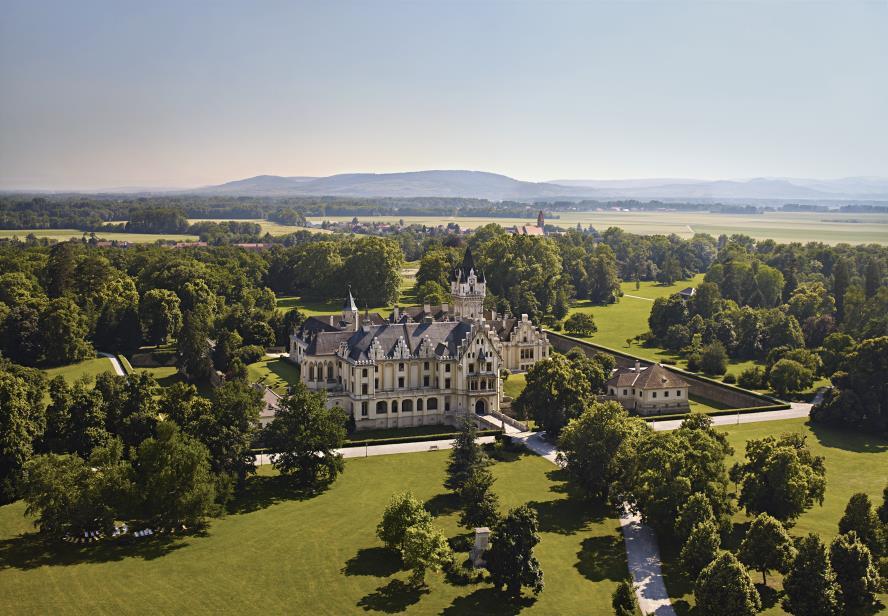 Die kirchliche Trauung in der Schlosskapelle, die standesamtliche Zeremonie im Gartenpavillon, die Agape auf den Terrassen