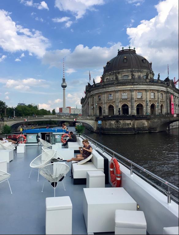 IHRE HYATT CHARTERFAHRT Sie möchten Ihre Gäste mit einer individuellen Charterfahrt durch die Hot Spots Berlins führen?