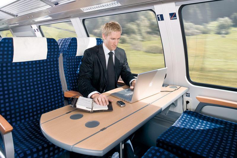. 4. In einem modernen Zug schlafen Fahrgäste ganz bequem.. 5. Auf langen Reisen essen Leute in einem Bordrestaurant im Zug.. 3.