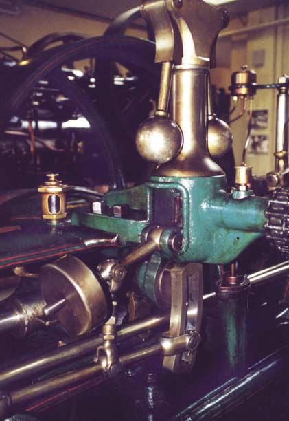 Bild 9: Sägewerkslokomobil von Munktell aus dem Jahre 1917. Bild 8: Detailansicht der Maschine aus Bild 7, Zentrifugalregulator zur Steuerung der Drehzahl.