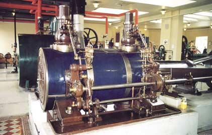 Bei der Bolinder-Maschine handelt es sich um eine Zweifach- Expansionsmaschine, die bei 130 U/min stattliche 500 PS leistet.