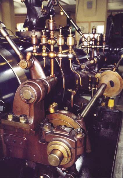 Es gibt in Schweden viel mehr Dampfgeschichte zu erleben, als man glaubt! Bild 13: Detailansicht der Maschine aus Bild 10, Öler und Ventilsteuerung.