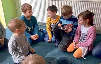 Die Kinder hörten die Geschichte der kleinen Raupe und konnten sich selbst die Raupe Nimmersatt basteln.