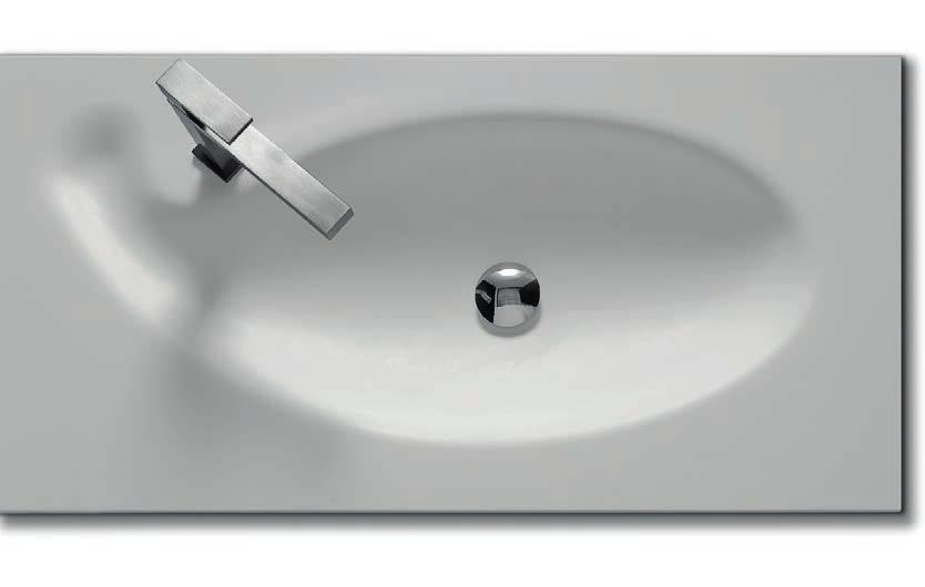 La particolare forma della vasca integrata al top realizzato in Hi-Macs 51 Special shape of