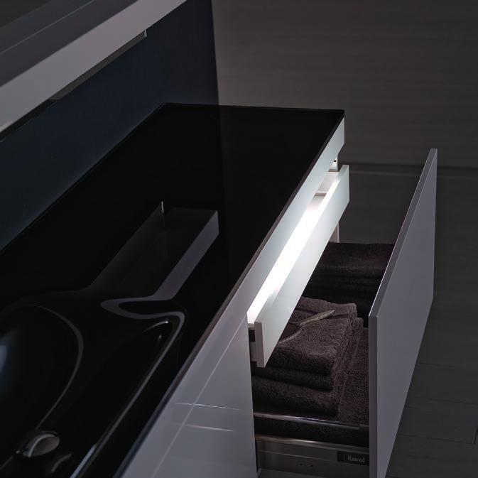 Top in cristallo V157 nero con lavabo integrato Black glass V157 top with built-in washbasin Auflageplatte aus Kristallglas V157 schwarz mit