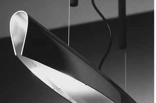 NIL Design Jörg Zeidler Hängeleuchte: Aluminium leicht mattiert, stufenlos höhenverstellbar durch schwarze Gegengewichte, 230/120 V Halogen, max. 2 x 100 W, Fassung R7s, extern dimmbar.