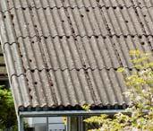 Dachplatten, Kanalisationsrohre, Kanäle und Pflanzgefässe Asbestzement (festgebundener Asbest) Dachplatten, Pflanzgefässe und Teile von Asbestzementrohren in gemischten Abfällen Arbeiten und