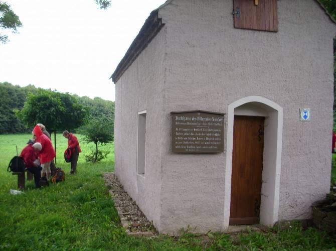 Gemäuer empfing uns im Dorf Gersdorf. Uns fiel ein Feldsteingebäude ohne Dach auf. Auf der Denkmalerläuterung stand folgender Text: Ruine Gersdorfer Schmiede.