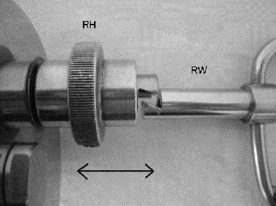 Die Hülse beinhaltet eine Federbelastete Kugel, welche im verriegelten Zustand (Hülse RH u n- ten) in das Werkzeug einrastet.
