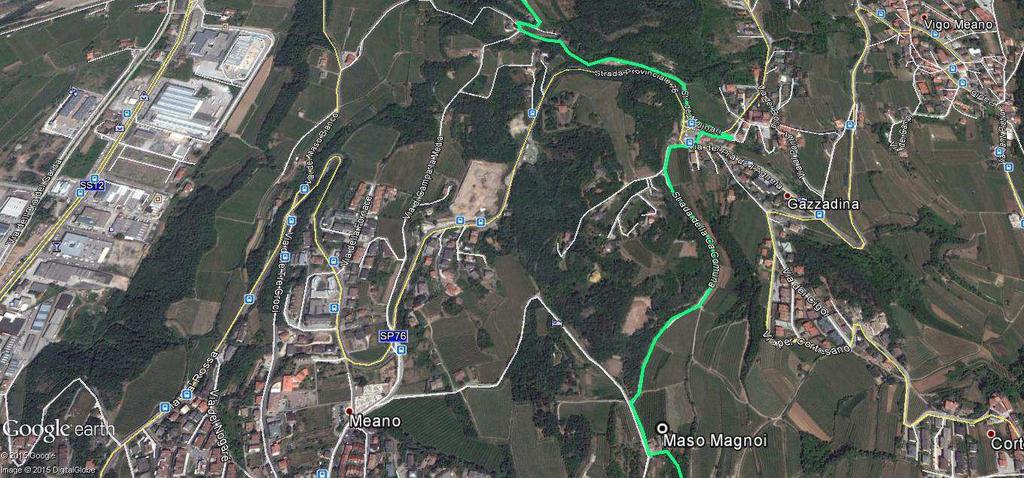 Wir laufen 600 m aufwärts bis zu einem Stopschild im Ort Gazzadina. Wir überqueren die Kreisstraße und nehmen die schmale Straße gegenüber.