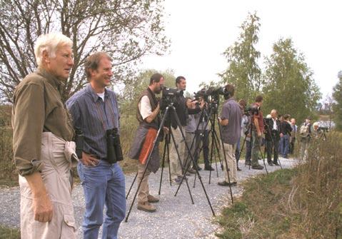 .. 12 Gute Laune herrschte ganz offensichtlich bei den Teilnehmern des 4. Treffens der Wasservogel-Koordinatoren am Altmühlsee vom 5. 7. September 2003 (weitere Fotos auf S.