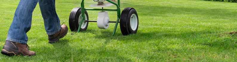 Weitere Tipps zur Rasenpflege Tip Verwendung eines Streuwagens Um Düngemittel und Kalk gut und gleichmäßig auf der Rasenfläche zu verteilen, empfiehlt es sich, einen Streuwagen zu verwenden.