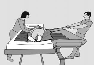 Die Pflegekraft auf der anderen Bettseite platziert die Gleithilfen unter dem Patienten. Bewegen Sie den Patienten sanft zurück in die Rückenlage.