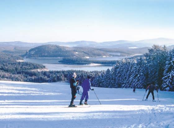 Gut markierte Wander wege laden zu Winterwanderungen ein und eine Vielzahl an Ski und Rodelmöglichkeiten bietet Freizeitspaß an frischer Luft.