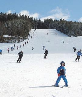 17 Familienwintersport in Crottendorf Ski und Snowboardfahren sowie Rodeln sind im familienfreund lichen Skigebiet»Am Schießberg«ein Winterspaß für die ganze Familie.