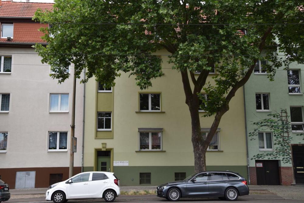 Objektbeschreibung: Das Mehrfamilienhaus befindet sich in einer sehr zentralen und ruhigen Lage von Halle und wurde 1934 erbaut. Die zu verkaufende Eigentumswohnung in der 3.