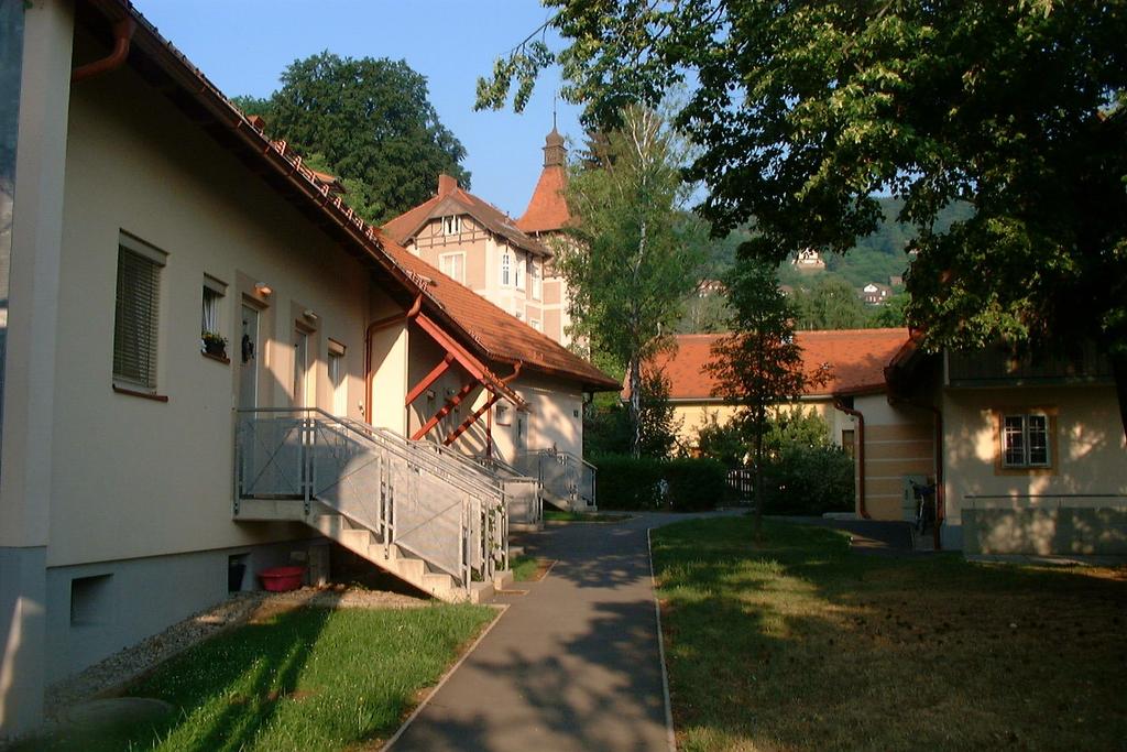 Krottendorferstraße 36 8052 Graz Die Wohnungen wurden von Anfang 1997 bis Mitte 1998 kernsaniert. Die Immobilie verfügt über eine Gesamtnutzﬂäche von 2.