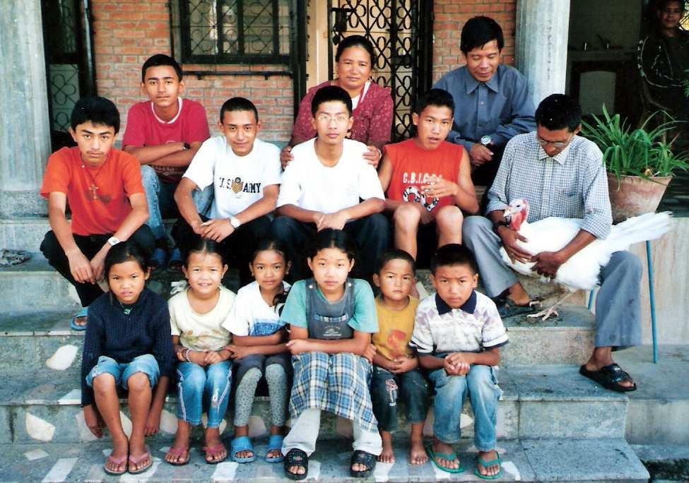 - Seite 11 - Nepal - Sandi Suri - Seite 12 - Spendenkonto: Hypo Vereinsbank München Holzkirchen hilft BLZ: 700 202 70 Konto: 653 950 500 Bei Fragen zu Spenden und Spendenquittungen wenden Sie sich