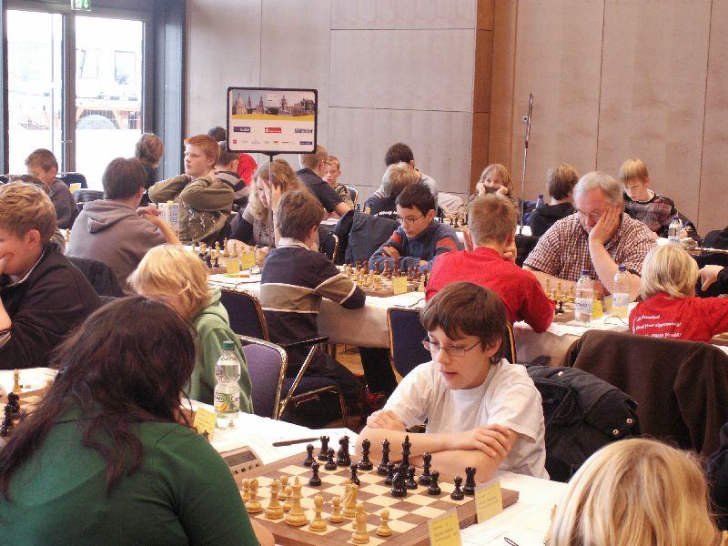 In diesen Turnieren qualifizierten sich in fünfzehn Wertungskategorien (jeweils mit 100 DWZ-Punkten ) je nach Mitgliederstärke der Landesverbände mehrere Spieler, so daß in Dresden in allen Gruppen