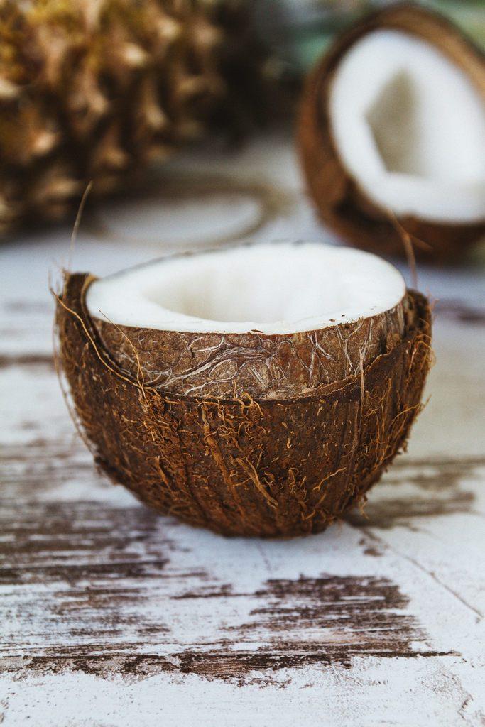 Kokosöl wird angepriesen als 100% natürlicher Zeckenschutz. Zudem soll es gesund sein und nicht nur gegen Zecken, sondern auch gegen Mücken helfen.