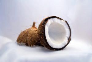 Kokosöl kaufen Vorsicht! Wenn man Kokosöl kauft, sollte man darauf achten, dass es mit einem zertifizierten Bio-Siegel versehen ist. Und selbst dann kann es sein, dass sich im Öl Schadstoffe befinden.
