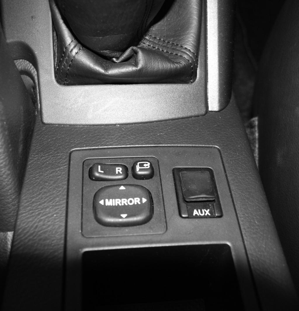 Handbremsen-Anschluss: Schließen Sie den Handsbremsen-Anschluss (4 ) an das Handbremssignal im Fahrzeug an. Das Signal muss bei angezogener Handbremse auf Masse liegen.