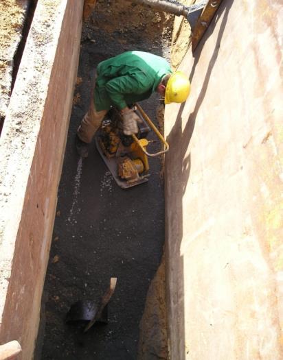 Die Verfüllung der Leitungszone (Rohrgrabensohle bis mindestens 30 cm über Rohrscheitel) hat fachgerecht lagenweise mit leichtem Verdichtungsgerät zu erfolgen.