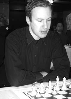 e4 c5 2. Hf3 d6 3. c3!? Keine schlechte Wahl gegen einen jungen, gut präparierten Gegner an einem Sonntagmorgen um 9 Uhr... 3.... Hf6 4. h3 Hc6 5. Id3 g6 6. Ic2 Ig7 7. 0 0 0 0 8. Je1 e5 9. d3. 9. d4 mag ambitionierter sein.