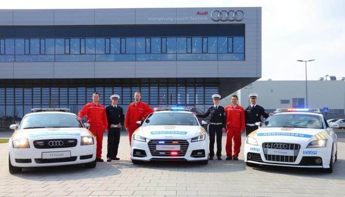 Thomas Faustmann, Vorsitzender der Geschäftsführung von Audi Hungaria, und Gerd Walker, Geschäftsführer Automobilproduktion, übergeben heute dem Polizeipräsidenten des Komitates Győr- Moson-Sopron,