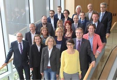 Enquete-Kommission Zukunft der Familienpolitik in NRW 35 Überreichung des Abschlussberichts an die Präsidentin des
