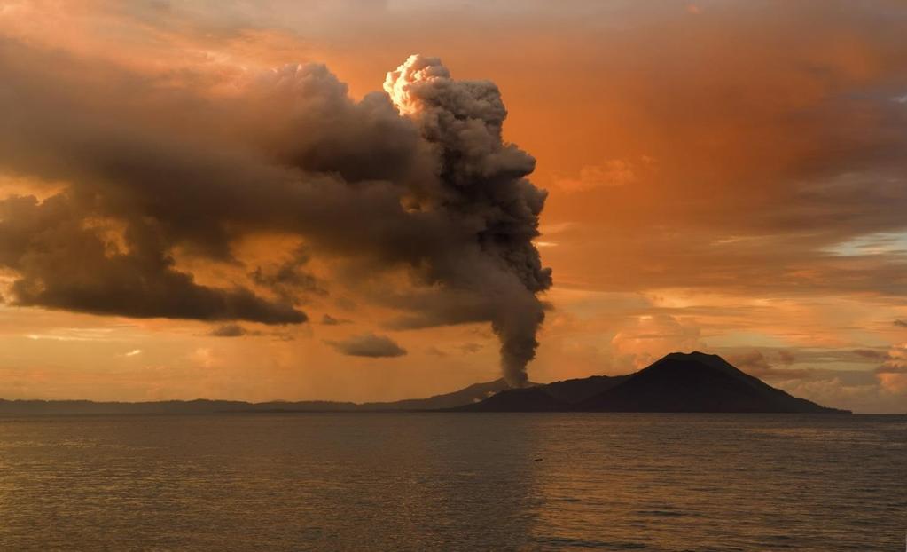 Ausschlusskriterium: Vulkanische Aktivität Beispielhaft: Tavurvur Vulkan in Papua-Neuguinea nahe der Stadt Rabaul.