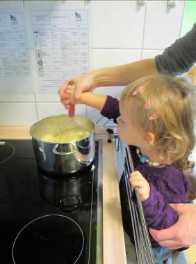 Während des Kochens rührten die Kinder dann regelmäßig, bis das Apfelmus fertig