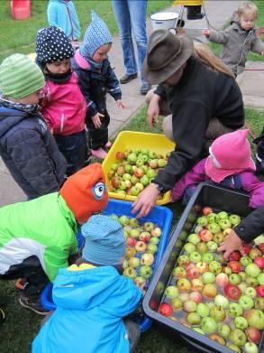 allen Kindern des Zwergenstübchens Gudow zeigen, wie Apfelsaft hergestellt wird.